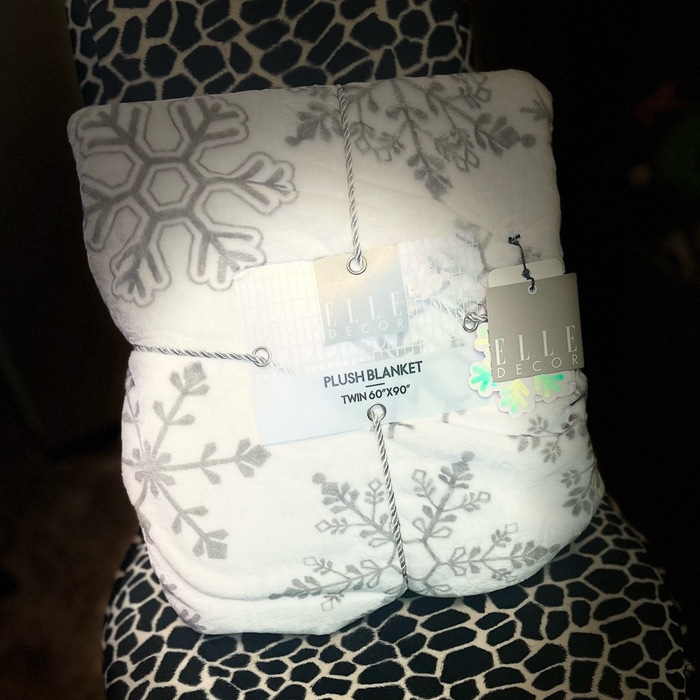 Brand NEW Elle Decor Twin Plush Blanket
